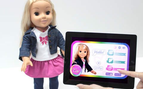 Jouets connectés: la CNIL met en demeure la société fabriquant la poupée Cayla et le robot « I-QUE » pour défaut de sécurité et défaut d’information
